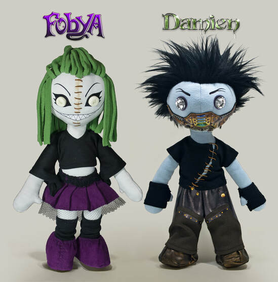 Les poupée Fobya et Damien debouts, côte à côte
